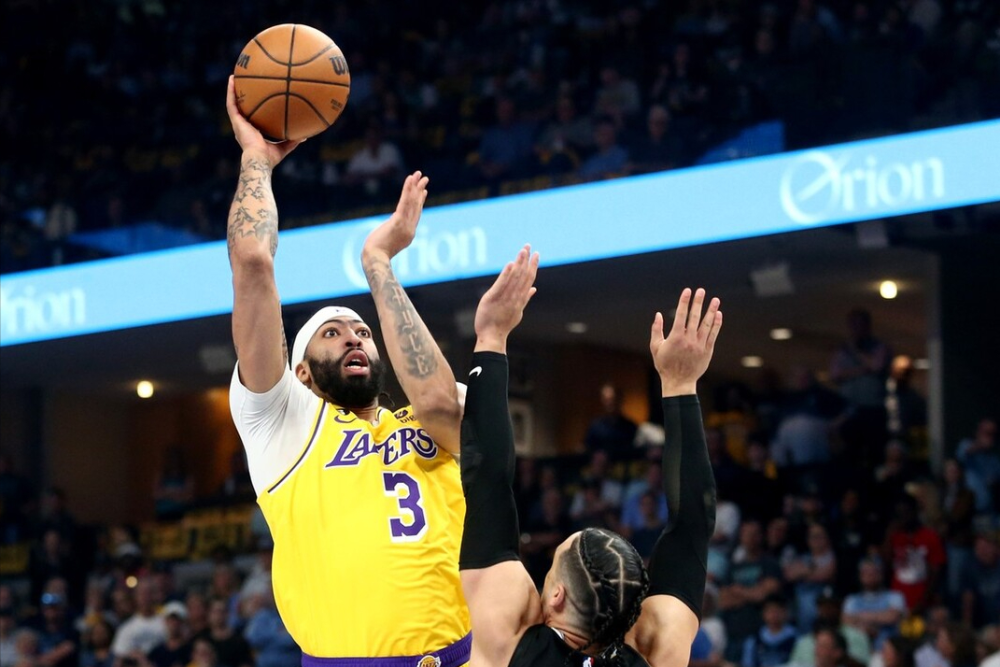 包含浓眉哥与70激战曼联分钟洛杉矶湖人手感冰凉备战欧冠，连对手都承认：Uzi在塞尔维亚队比赛中状态火爆的词条