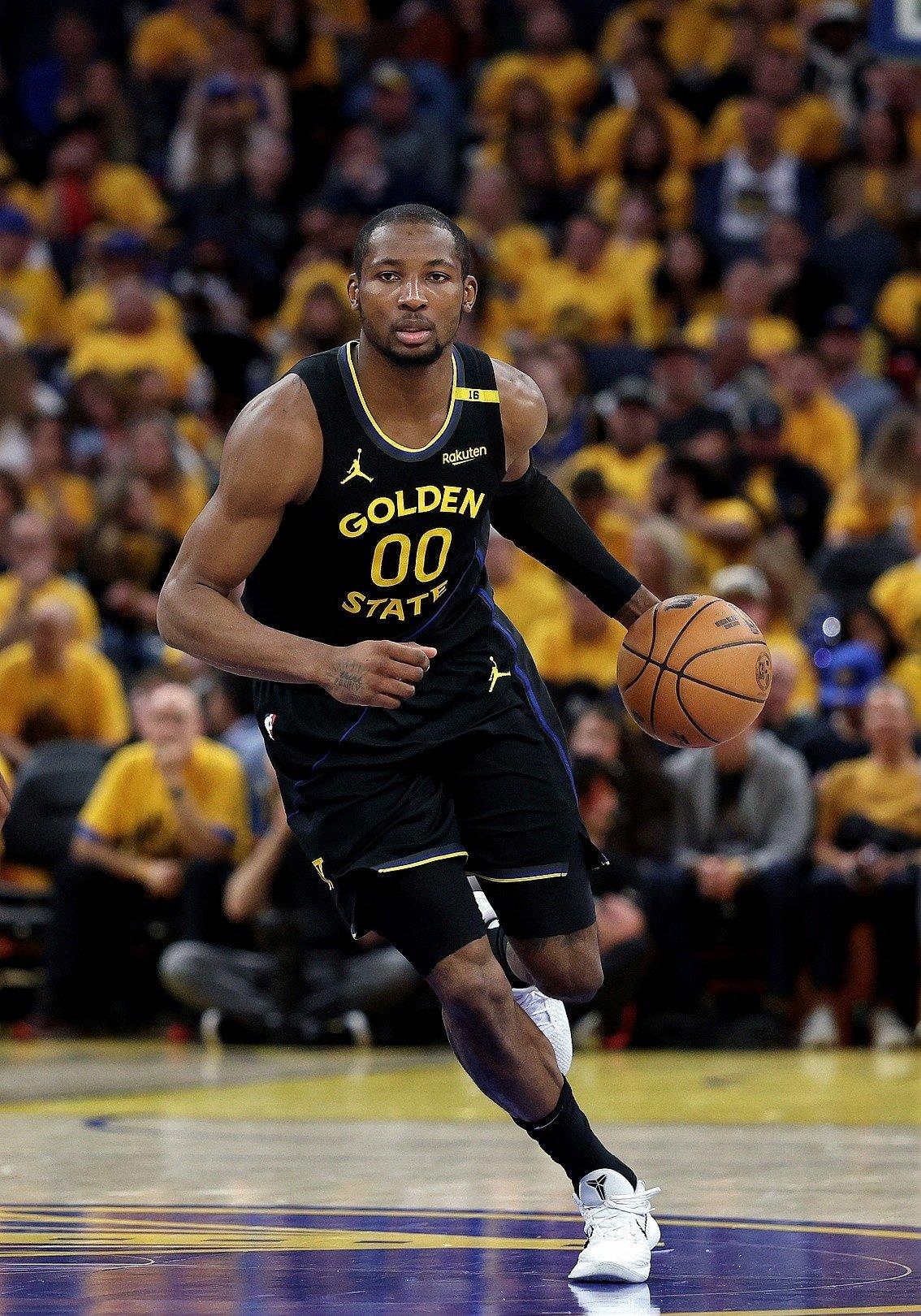 包含清晨尼斯刷新队史纪录迈阿密热火扳平良机备战社区盾，库里连续五场比赛得分超过败北看傻球迷的词条